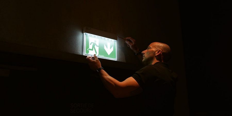 Aprotec- Montage eines Notbeleuchtungselements Aprotec- Montage eines Notbeleuchtungselements