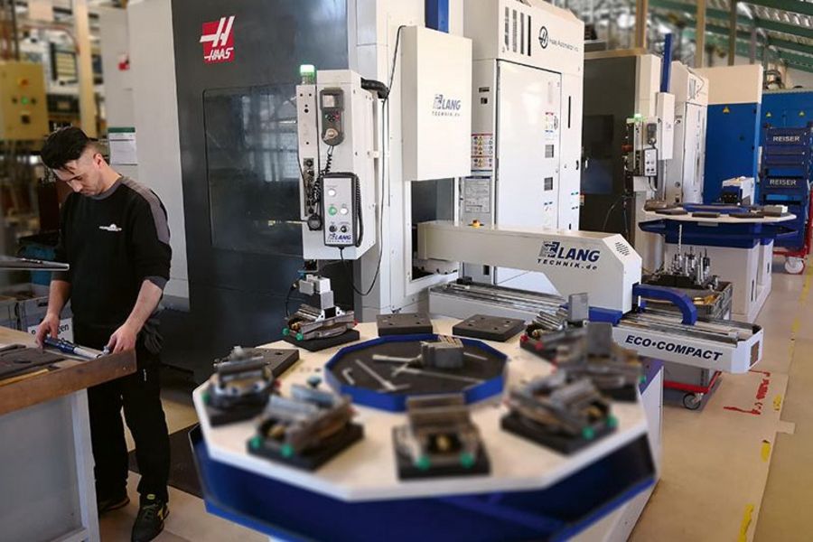 Das Unternehmen setzt neueste Technik ein, zum Beispiel Roboter für die Fertigung Das Unternehmen setzt neueste Technik ein, zum Beispiel Roboter für die Fertigung