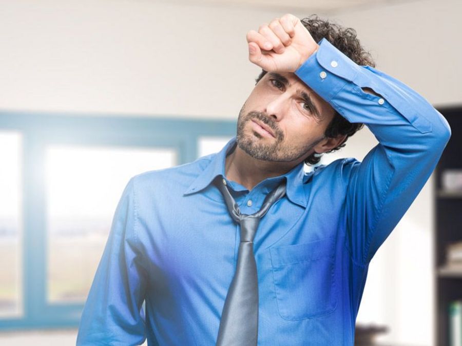 Müssen Männer auch im Sommer Anzug bei der Arbeit tragen?