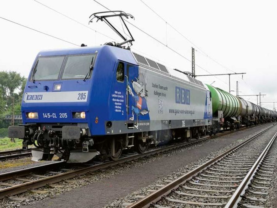 RBH Logistics Mineralöl-Transport mit einer Drehstrom-Lok der Baureihe 145 RBH Logistics Mineralöl-Transport mit einer Drehstrom-Lok der Baureihe 145