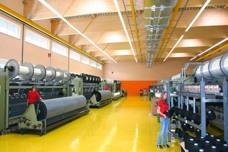 Hier entstehen weltweit gefragte Textilien: Kettwirkmaschine mit Schusseintrag Hier entstehen weltweit gefragte Textilien: Kettwirkmaschine mit Schusseintrag