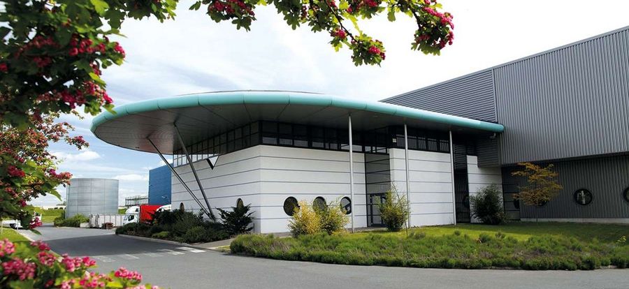 16.000 m² großes Zentrallager: Außenansicht des Betriebsgebäudes in Lehrte 16.000 m² großes Zentrallager: Außenansicht des Betriebsgebäudes in Lehrte
