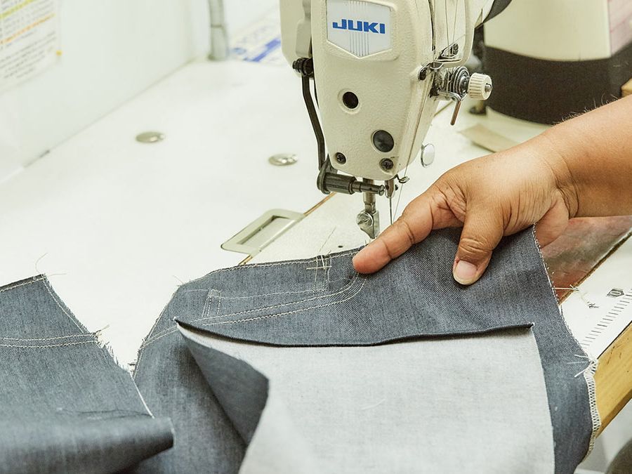 Verarbeitung einer Jeans von Citizens of Humanity. Verarbeitung einer Jeans von Citizens of Humanity.