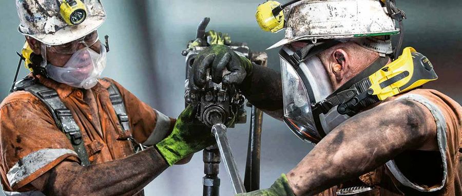Die praktischen Atemschutzmasken von Dengler erlauben ungehindertes Arbeiten Die praktischen Atemschutzmasken von Dengler erlauben ungehindertes Arbeiten
