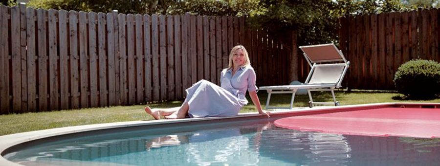 Rollo Solar Frau am Swimming Pool Rollo Solar Frau am Swimming Pool