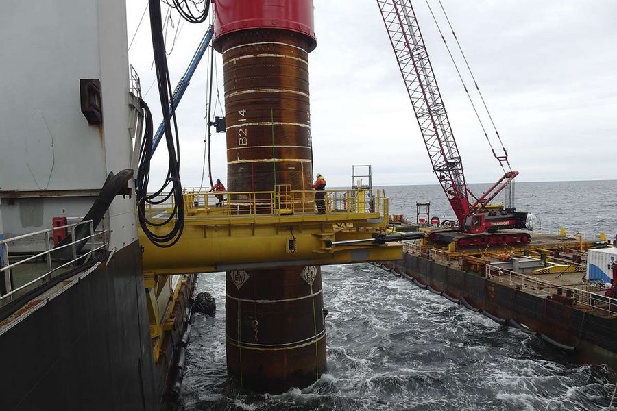 Rohr am Spezialkrank für eine Offshore-Windkraftanlage von EEW SPC. Rohr am Spezialkrank für eine Offshore-Windkraftanlage von EEW SPC.