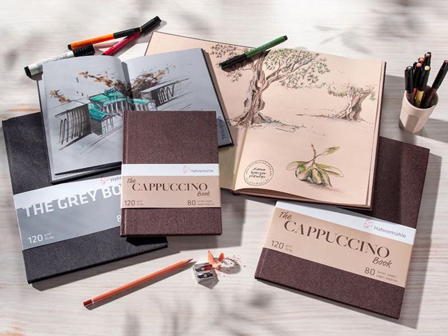 Urban Sketcher bringen ihre Stadt aufs Papier und benötigen dafür ein handliches Skizzenbuch für unterwegs Urban Sketcher bringen ihre Stadt aufs Papier und benötigen dafür ein handliches Skizzenbuch für unterwegs