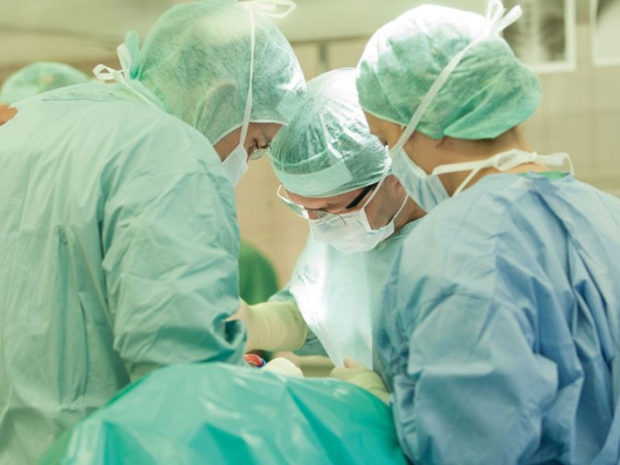 Das Spezialisten-Team der Klinik deckt die Bereiche Wirbelsäulen-, Gelenk-, Hand-, Fuß- und Unfallchirurgie ab