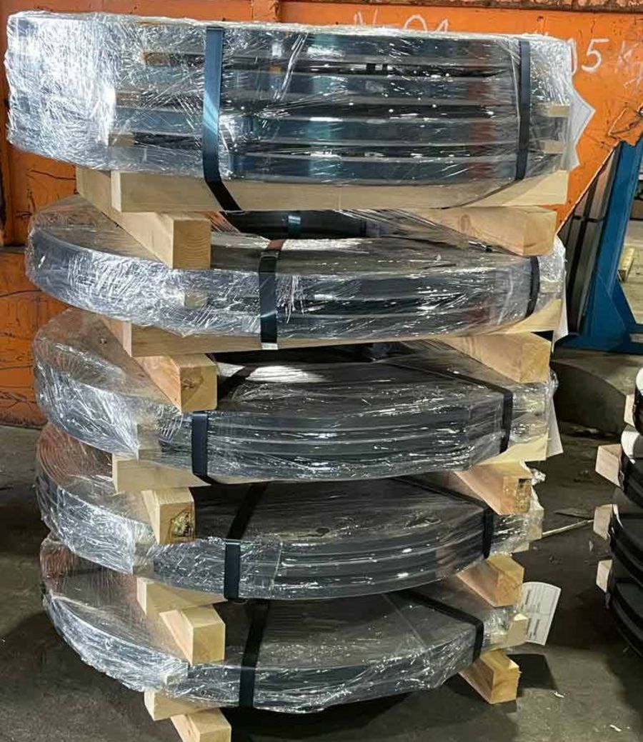 BANDTEC Foliertes Spaltband auf Kreuzpaletten BANDTEC Foliertes Spaltband auf Kreuzpaletten