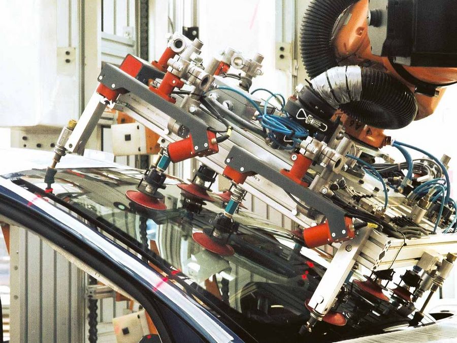 Millimetergenau: Was der Roboter flüssig ausführt, beruht auf dem Zusammenspiel hochkomplexer Technik Millimetergenau: Was der Roboter flüssig ausführt, beruht auf dem Zusammenspiel hochkomplexer Technik