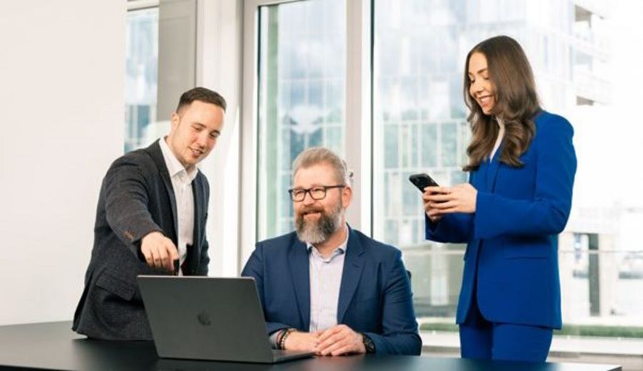 Maximilian Krüger (li.), Dennis Paiska (m.), Marlene Samland (re.) und das Team von KRÜGER Consulting legt viel Wert auf hochwertige Videomarketing-Kampagnen