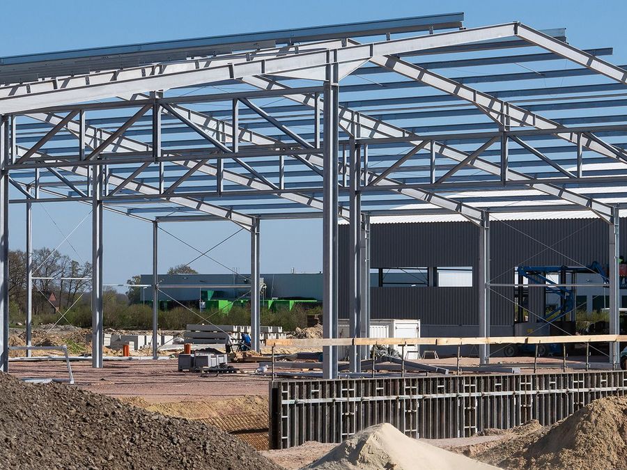 Hallenbau oder Mietfläche? Wann sich ein Neubau lohnt