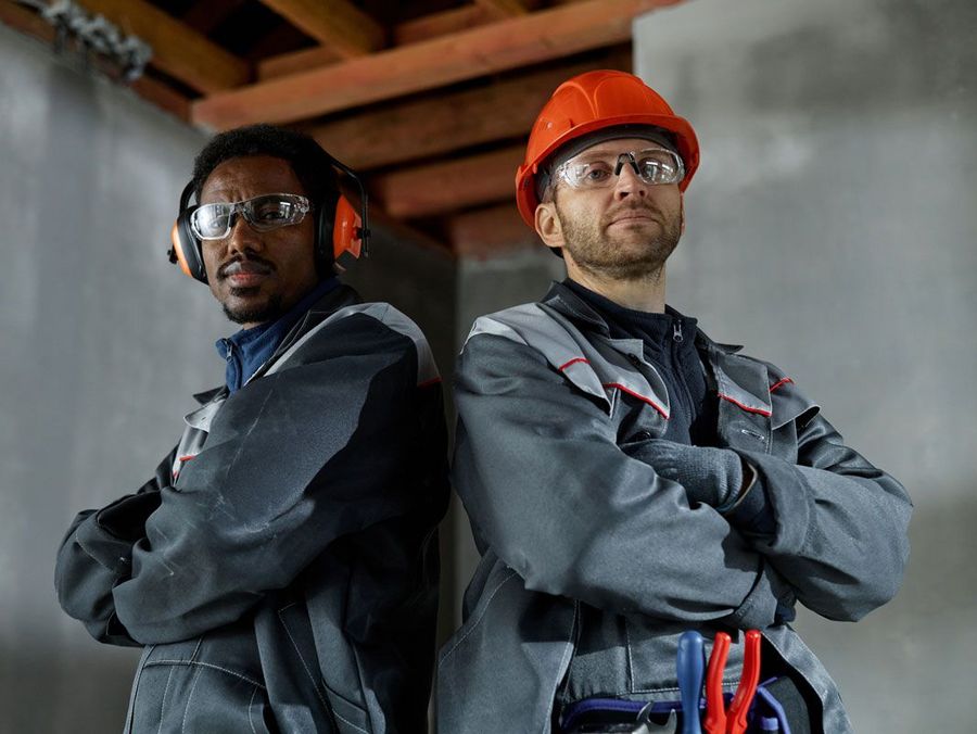 Arbeitskleidung Komplettanbieter im Vergleich 2026: Wer liefert Workwear, Schuhe und Zubehör aus einer Hand?