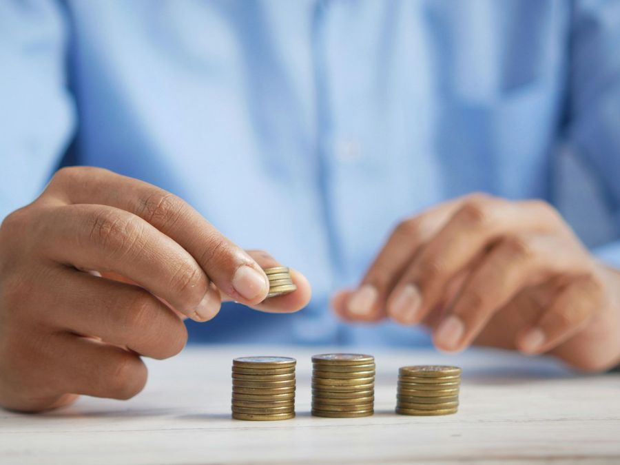 Investieren für Einsteiger/-innen: Wie du mit wenig Geld deinen ersten Schritt machst