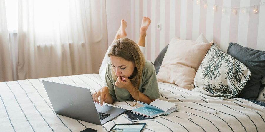 https://www.pexels.com/de-de/foto/person-frau-laptop-bett-4908727/ https://www.pexels.com/de-de/foto/person-frau-laptop-bett-4908727/