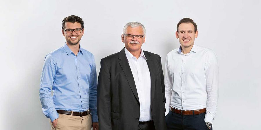 Das Führungsteam von BARTH+CO von links: Alexander Barth Mitglied der Geschäftsleitung, sein Vater und geschäftsführender Gesellschafter Peter Barth und sein Bruder Christoph Barth, ebenfalls Mitglied der Geschäftsleitung Das Führungsteam von BARTH+CO von links: Alexander Barth Mitglied der Geschäftsleitung, sein Vater und geschäftsführender Gesellschafter Peter Barth und sein Bruder Christoph Barth, ebenfalls Mitglied der Geschäftsleitung