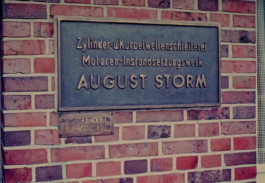 August Storm Firmenschild August Storm Firmenschild