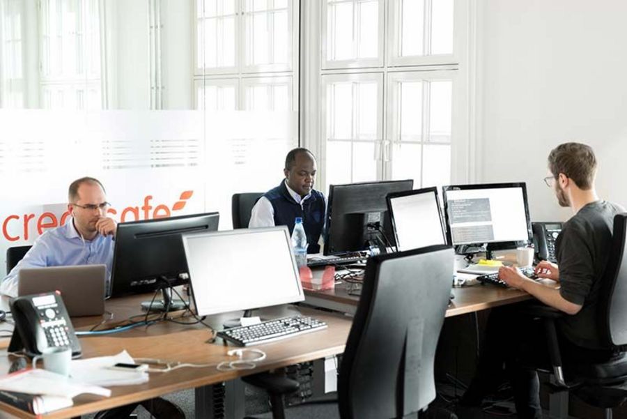 creditsafe Gruppenfoto am PC creditsafe Gruppenfoto am PC