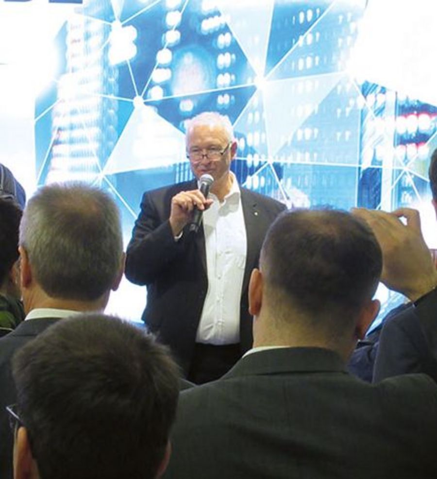Geschäftsführer Werner Ottilinger präsentiert das neue Gebäudeautomationssystem SAUTER modulo 6 Geschäftsführer Werner Ottilinger präsentiert das neue Gebäudeautomationssystem SAUTER modulo 6