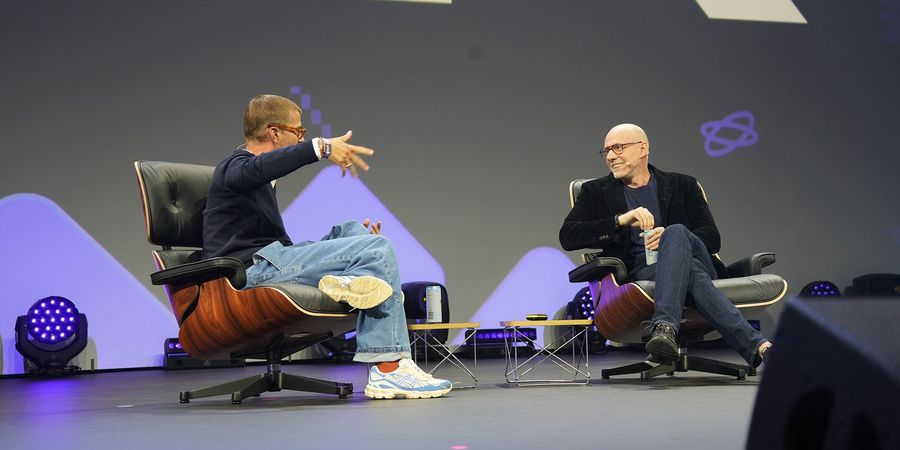 Joko Winterscheid und Scott Galloway, gemeinsame Bühnenpräsenz