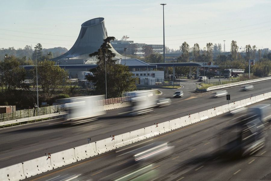 Sogenannte New Jersey-Sicherheitsbarrieren an der Autobahn A8 – ein zentrales Produktsegment von Crezza Sogenannte New Jersey-Sicherheitsbarrieren an der Autobahn A8 – ein zentrales Produktsegment von Crezza