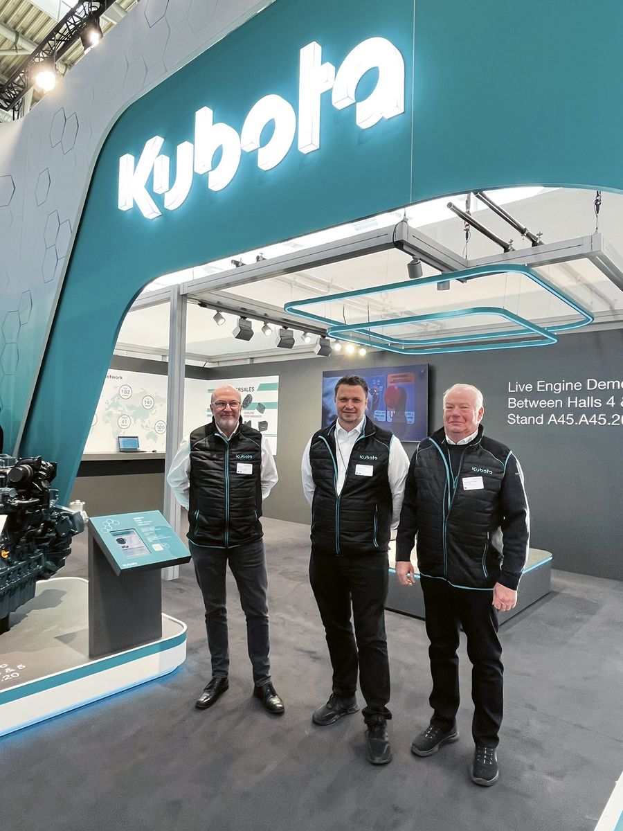 Erfolgreiche Präsentation auf der Bauma: (v. l.) Rolf Belke aus der Motorenabteilung, Geschäftsführer Florian Hochstadt und Inhaber Hans-Dieter Gröschler Erfolgreiche Präsentation auf der Bauma: (v. l.) Rolf Belke aus der Motorenabteilung, Geschäftsführer Florian Hochstadt und Inhaber Hans-Dieter Gröschler