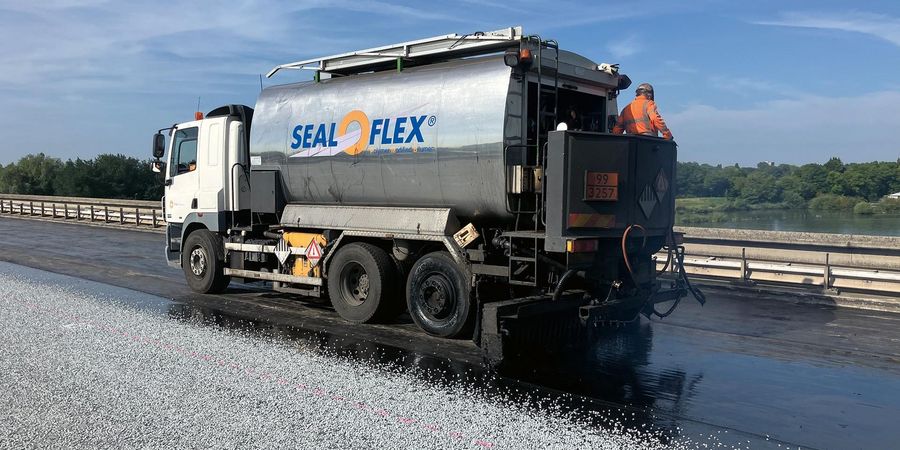Ooms Producten B.V. Auftragen von PMB als Fahrbahndecke Ooms Producten B.V. Auftragen von PMB als Fahrbahndecke