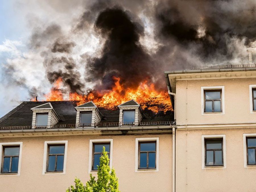 Droste - brennendes Haus / Adobe Stock