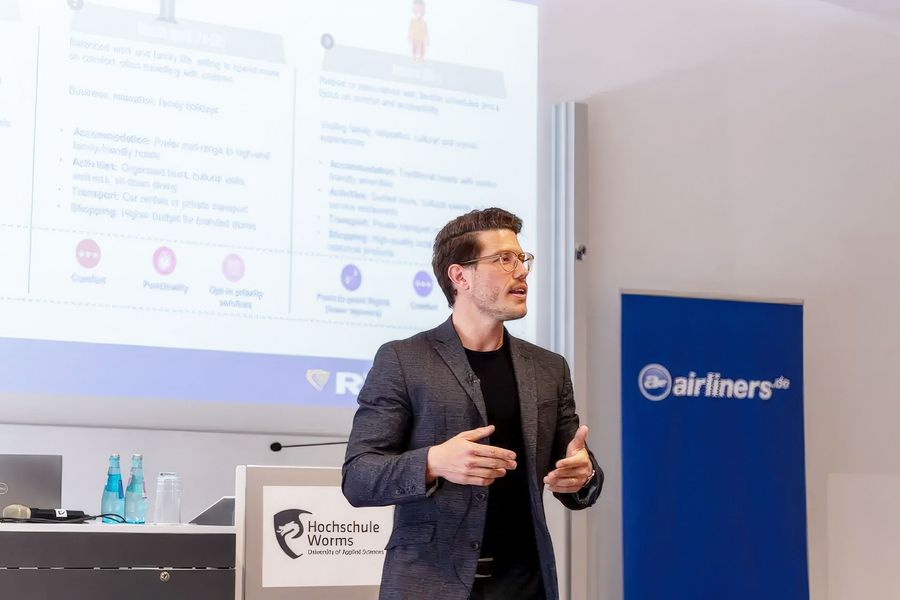 Ryanair DAC Marcel Pouchain Meyer bei einer Präsentation an der Hochschule Worms Ryanair DAC Marcel Pouchain Meyer bei einer Präsentation an der Hochschule Worms