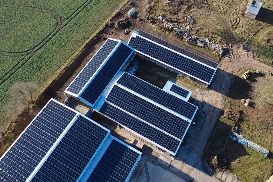 Sonnenexpert GmbH/fri GmbH & Co. KG moderne Photovoltaik-Dachanlage in Rathewitz