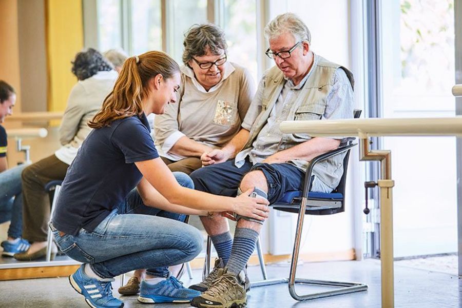 Mitschke Mitarbeiterin mit Patientin Mitschke Mitarbeiterin mit Patientin