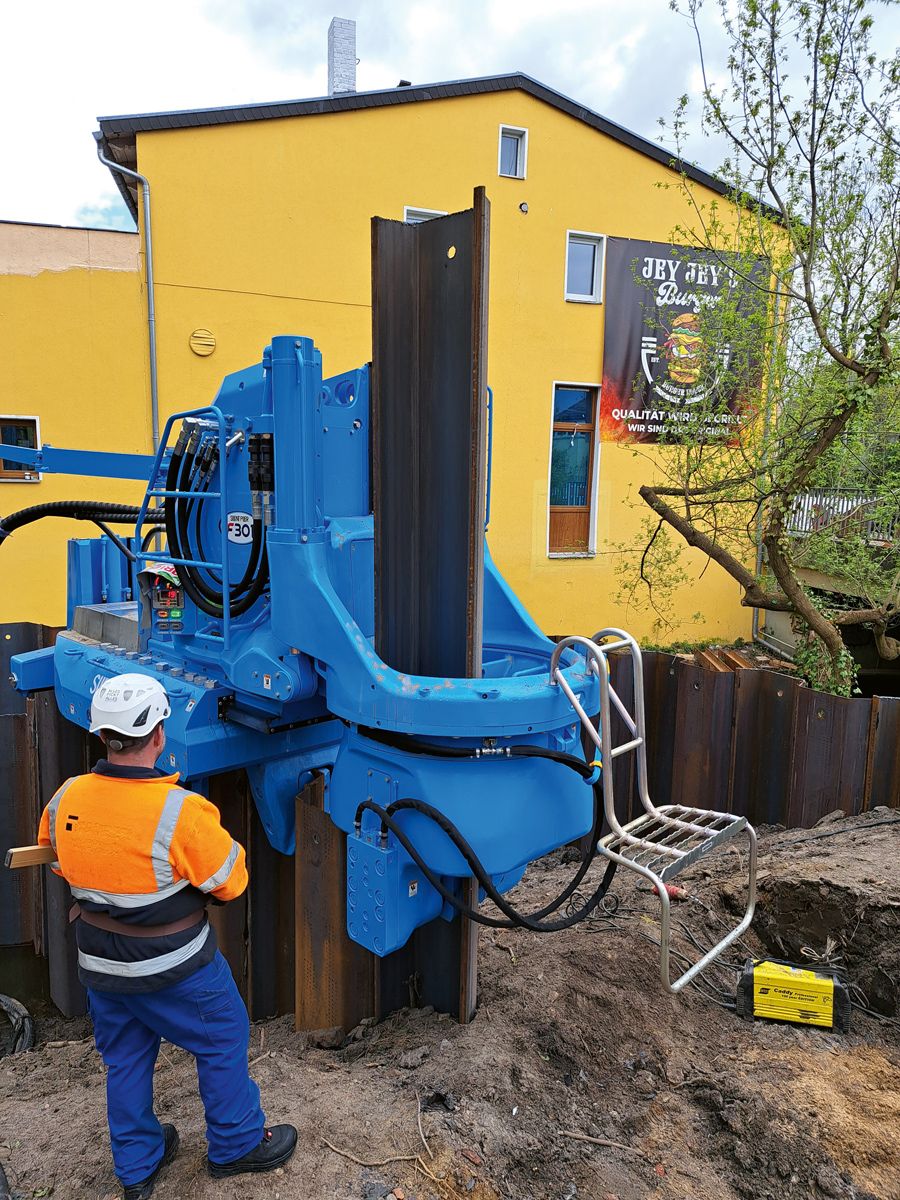 Vibrationsfrei und präzise: Einpressen einer Spundwandbohle im Baustelleneinsatz Vibrationsfrei und präzise: Einpressen einer Spundwandbohle im Baustelleneinsatz