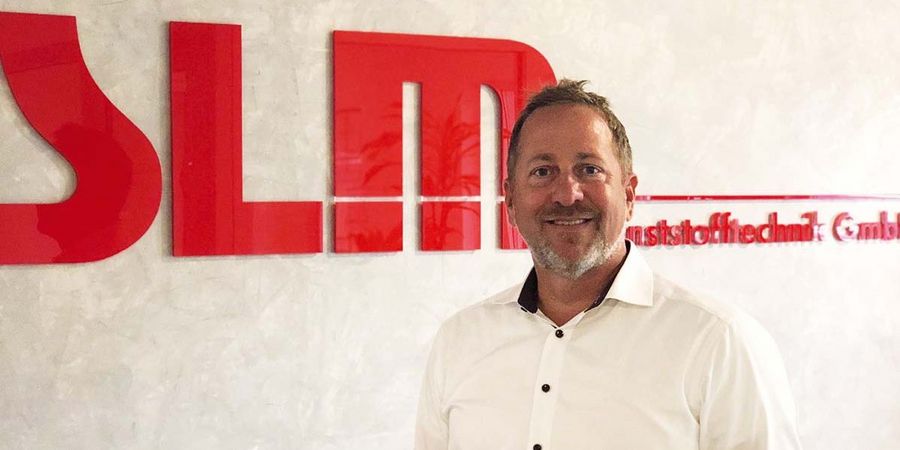 Dipl.Kfm. Thomas Brüsch, Geschäftsführer der SLM Kunststofftechnik GmbH Dipl.Kfm. Thomas Brüsch, Geschäftsführer der SLM Kunststofftechnik GmbH