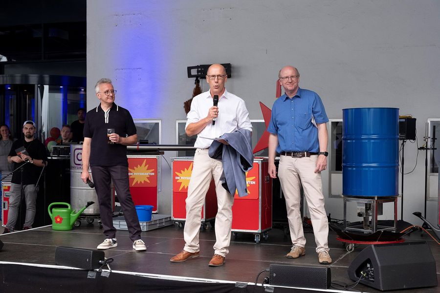 Ingenieurbüro UTEK GmbH Geschäftsführer von links nach rechts bei der Rede zur 30jährigen Jubiläumsfeier: Dirk Kunert, Martin Egbring, Martin Tump Ingenieurbüro UTEK GmbH Geschäftsführer von links nach rechts bei der Rede zur 30jährigen Jubiläumsfeier: Dirk Kunert, Martin Egbring, Martin Tump