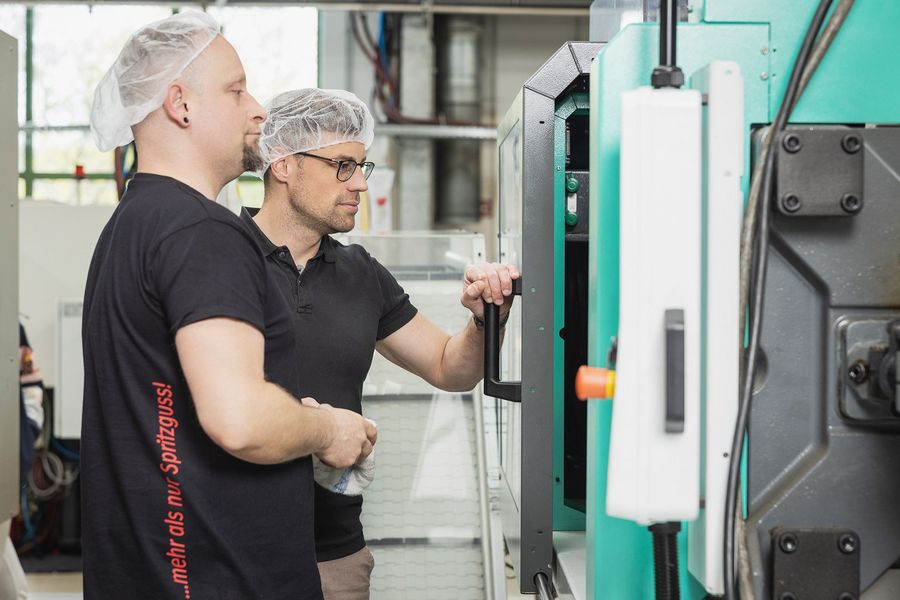 BERGI-PLAST GmbH Dr. Ronald Bernstein und ein Mitarbeiter prüfen direkt an der Anlage die nächsten Optimierungsschritte BERGI-PLAST GmbH Dr. Ronald Bernstein und ein Mitarbeiter prüfen direkt an der Anlage die nächsten Optimierungsschritte