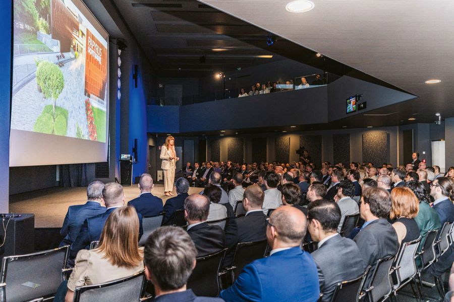 Regelmäßige Vorträge und Firmenveranstaltungen bieten hervorragende Networking-Möglichkeiten Regelmäßige Vorträge und Firmenveranstaltungen bieten hervorragende Networking-Möglichkeiten