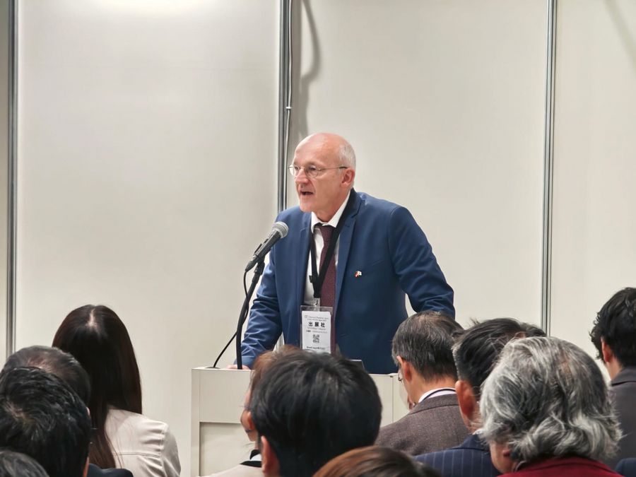 Dr. Michael Cleuvers stößt auf der Messe Chemical Materials Japa