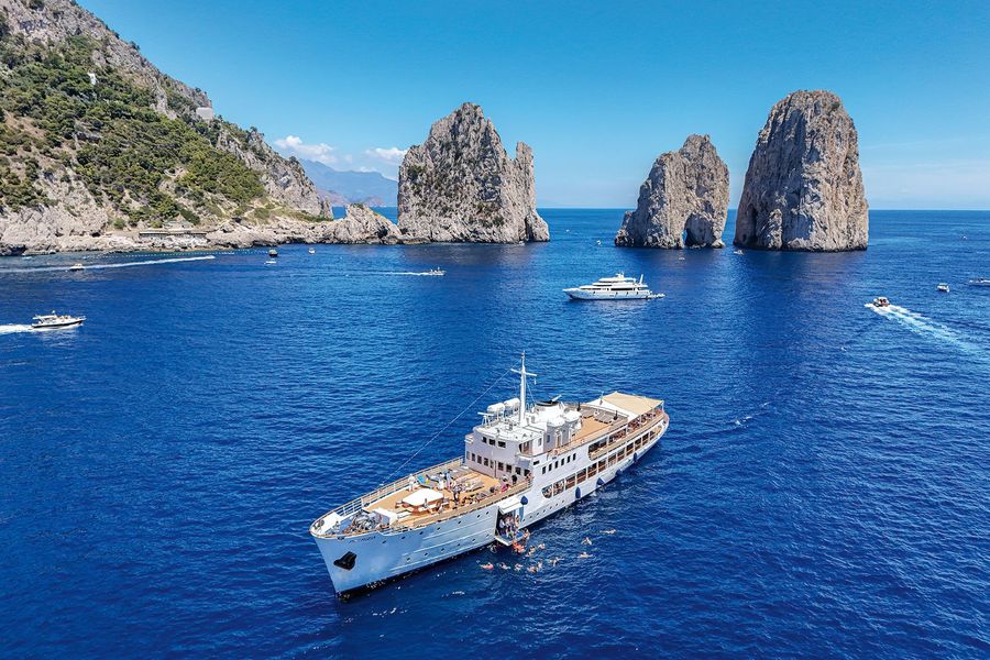 Navigazione Libera Del Golfo s.r.l. Luxus-Yacht vor Capri Navigazione Libera Del Golfo s.r.l. Luxus-Yacht vor Capri