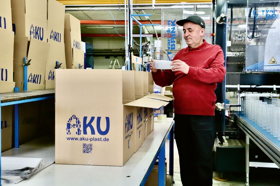 Qualität aus Tradition: Ein Mitarbeiter der AKU GmbH & Co. KG kontrolliert sorgfältig die Mehrwegbecher vor der Verpackung Qualität aus Tradition: Ein Mitarbeiter der AKU GmbH & Co. KG kontrolliert sorgfältig die Mehrwegbecher vor der Verpackung
