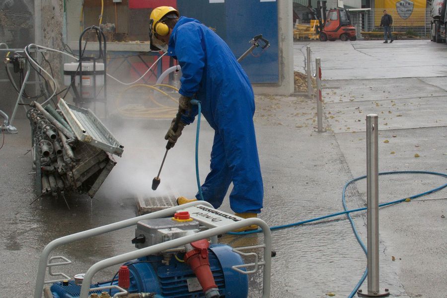 Robuste Reinigungstechnik für anspruchsvolle Umgebungen – DYNAJET-Hochdruckreiniger im industriellen Einsatz Robuste Reinigungstechnik für anspruchsvolle Umgebungen – DYNAJET-Hochdruckreiniger im industriellen Einsatz