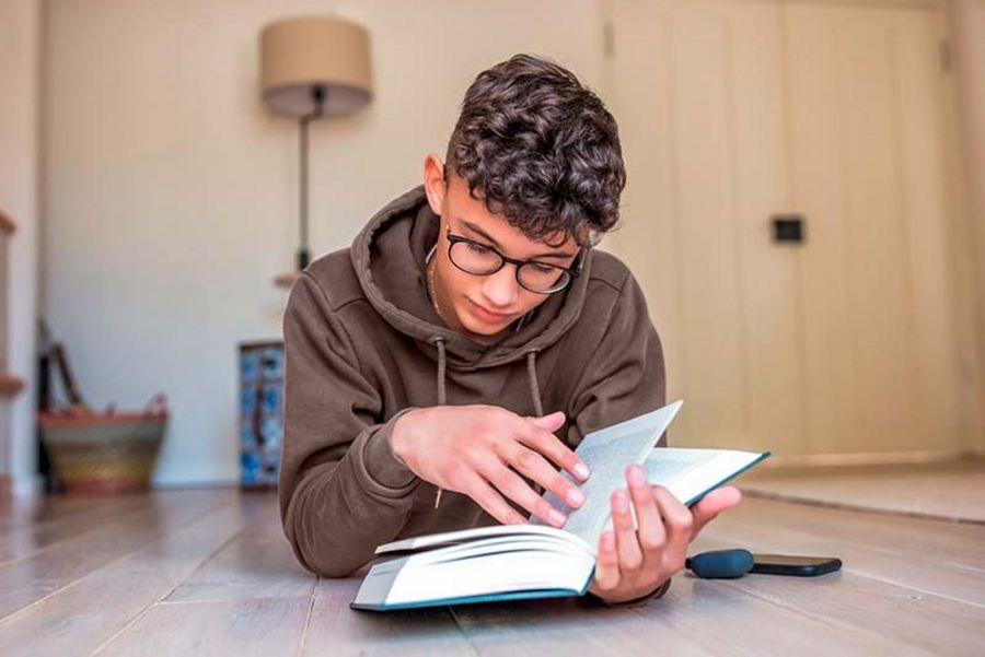 Hoya Lens - MiYOSMART Kind beim Lesen Hoya Lens - MiYOSMART Kind beim Lesen
