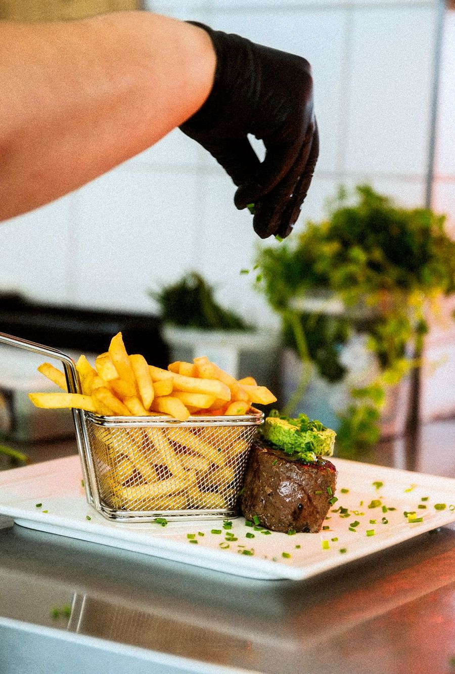 Klink-Eberhard GmbH Steak mit Pommes Klink-Eberhard GmbH Steak mit Pommes