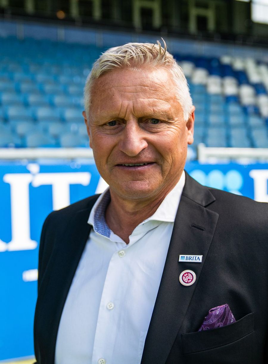 Stefan Blöcher, ehemaliger Geschäftsführer der Stadion Berliner Straße GmbH & Co. KG und heutiger Markenbotschafter des SV Wehen Wiesbaden Stefan Blöcher, ehemaliger Geschäftsführer der Stadion Berliner Straße GmbH & Co. KG und heutiger Markenbotschafter des SV Wehen Wiesbaden