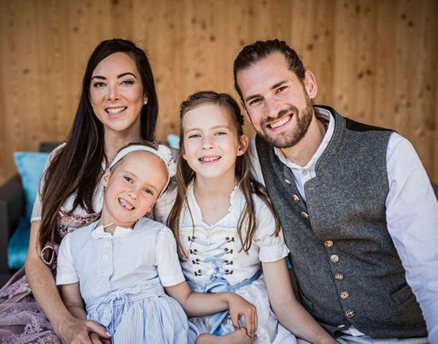 Walserhof Geschäftsführer Lukas Patscheider mit seiner Frau und den beiden Töchtern Walserhof Geschäftsführer Lukas Patscheider mit seiner Frau und den beiden Töchtern