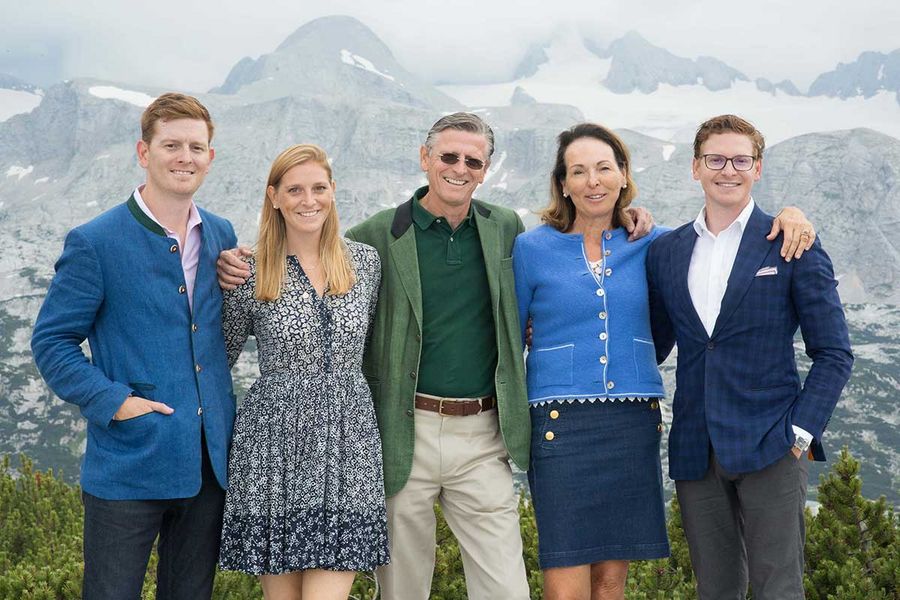 Alpine Water GmbH Familie Muhr vor dem Dachsteingebirge