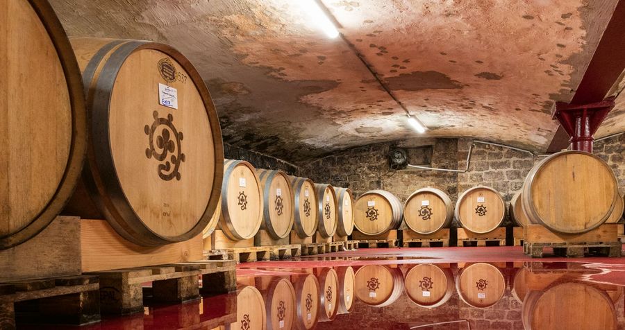 Weingut Hammel GmbH traditionellen Holzfässern Weingut Hammel GmbH traditionellen Holzfässern