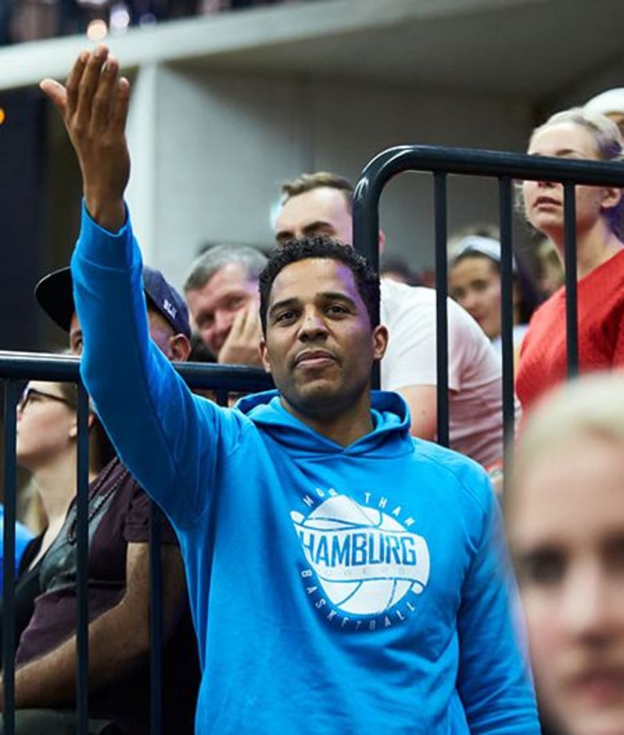 Marvin Willoughby am Spielfeldrand Marvin Willoughby am Spielfeldrand
