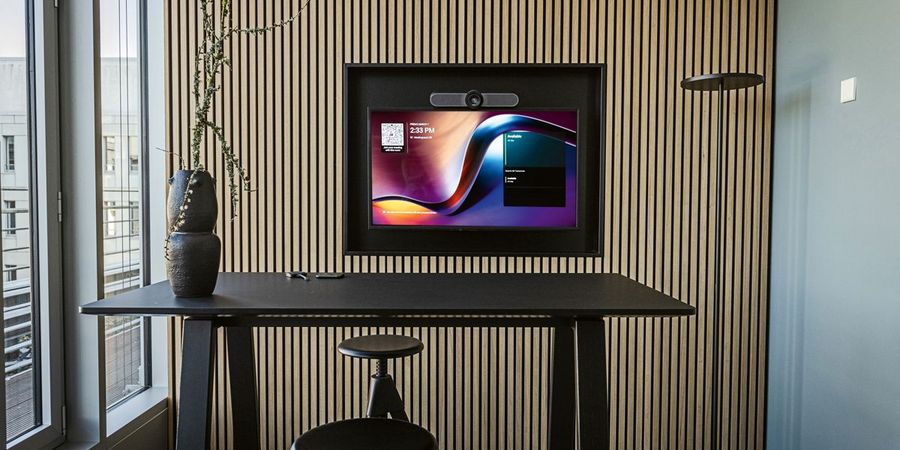 Ideal für kleinere Zusammenkünfte mit Gesprächspartnern nah und fern: Ein entsprechend ausgestatteter Huddle Room von DEKOM hilft kleineren Teams, effektiv mit der großen Welt zu kommunizieren.