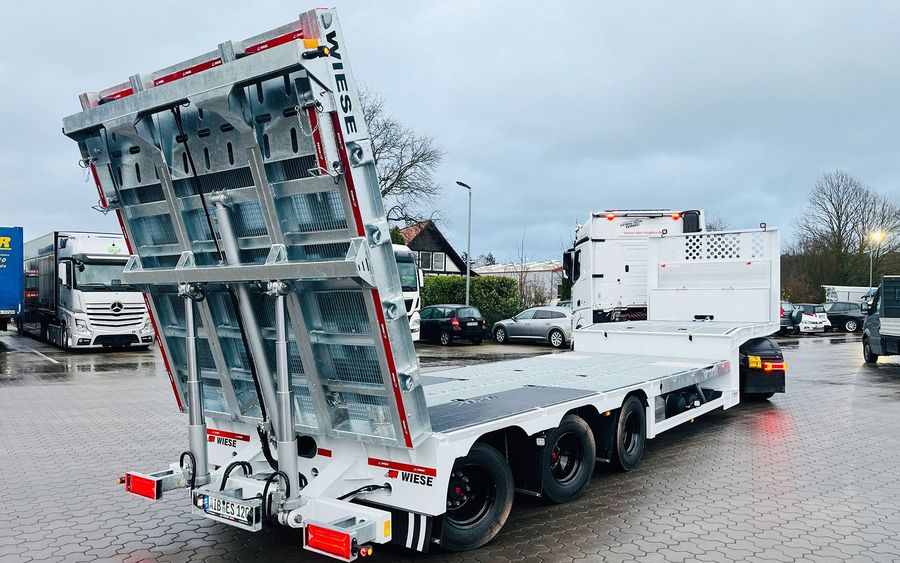 Die speziellen Tiefladeraufbauten sind ideal für den Transport von Hubarbeitsbühnen geeignet Die speziellen Tiefladeraufbauten sind ideal für den Transport von Hubarbeitsbühnen geeignet